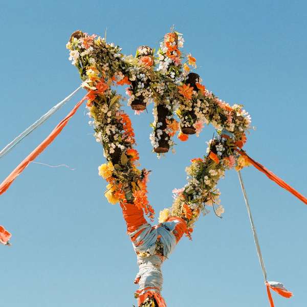 The Devil Wears Prada – Flowers cover artwork