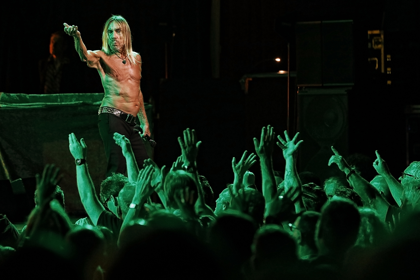 Iggy pop passenger. Игги поп Passenger. Iggy Pop Постер. Pop Iggy "Live in NYC". The Passenger Iggy Pop перевод.